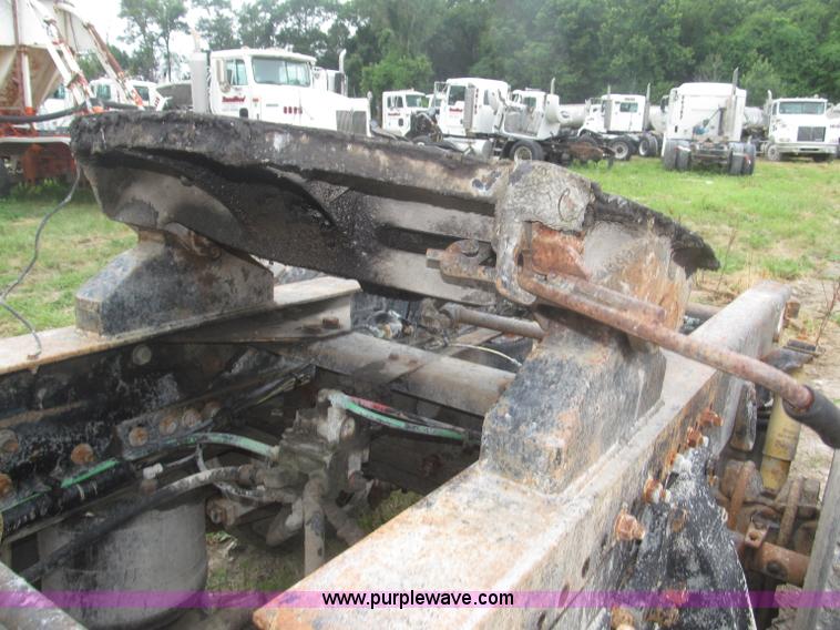 image for item F7057 1995 Freightliner FLD120SD semi truck