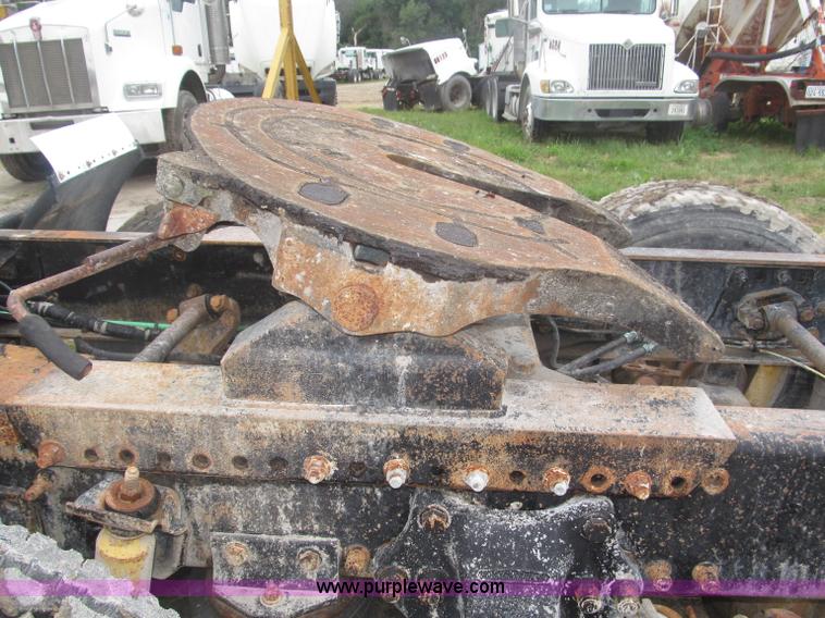 image for item F7057 1995 Freightliner FLD120SD semi truck