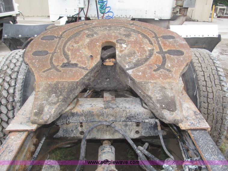 image for item F7057 1995 Freightliner FLD120SD semi truck