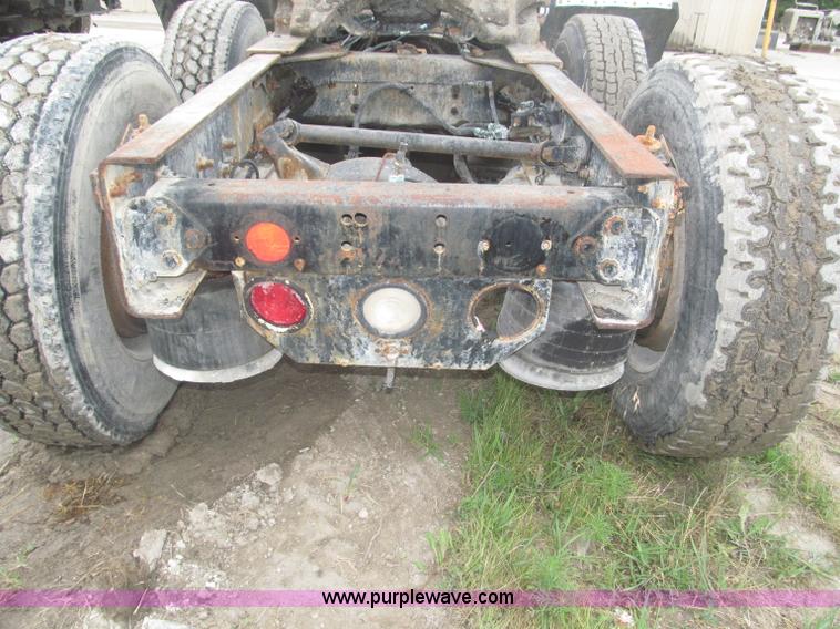 image for item F7057 1995 Freightliner FLD120SD semi truck