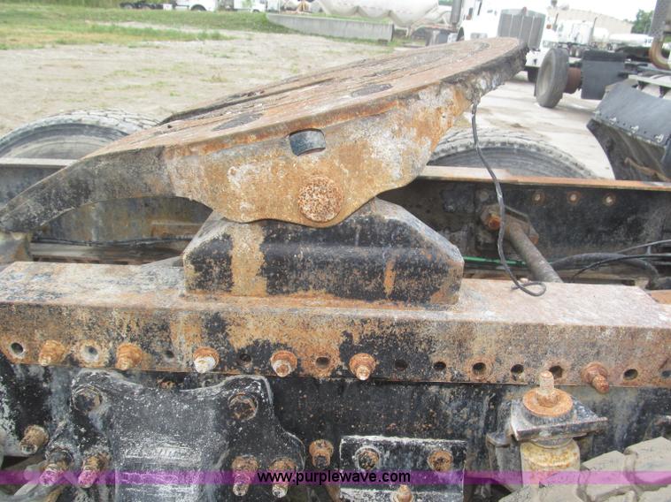 image for item F7057 1995 Freightliner FLD120SD semi truck