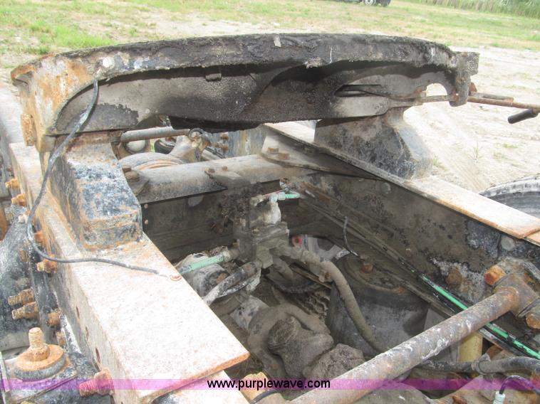 image for item F7057 1995 Freightliner FLD120SD semi truck