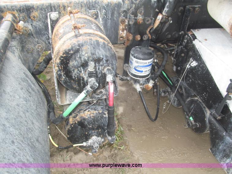 image for item F7057 1995 Freightliner FLD120SD semi truck