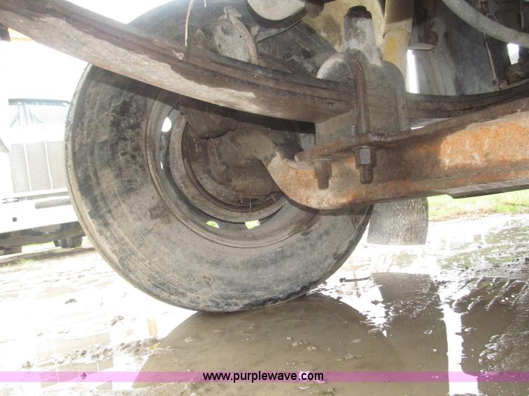 image for item F7057 1995 Freightliner FLD120SD semi truck