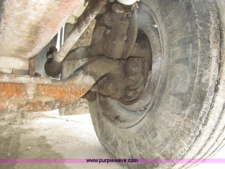 image for item F7057 1995 Freightliner FLD120SD semi truck