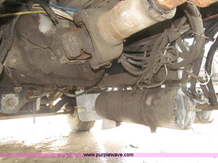 image for item F7057 1995 Freightliner FLD120SD semi truck