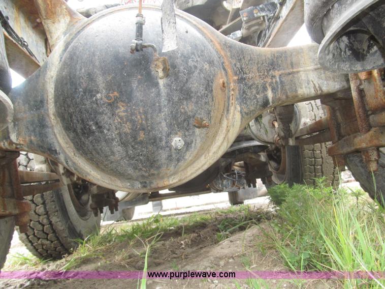 image for item F7057 1995 Freightliner FLD120SD semi truck