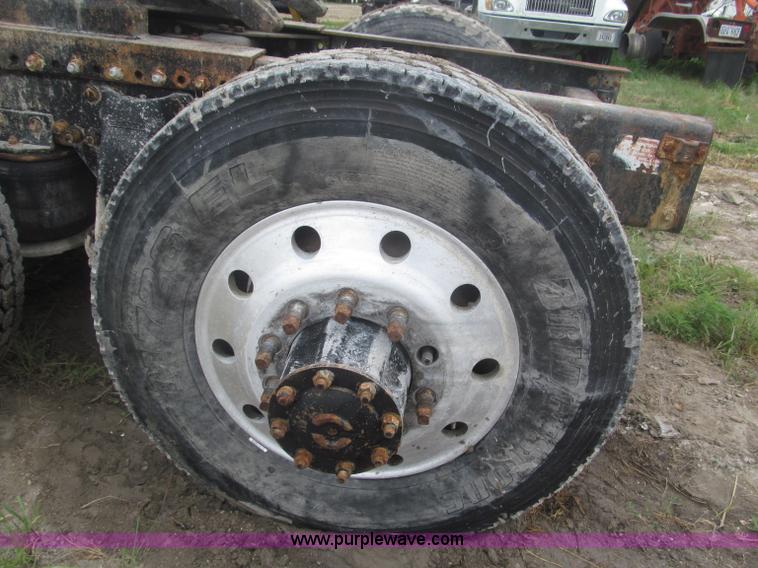 image for item F7057 1995 Freightliner FLD120SD semi truck