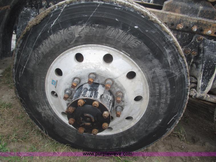 image for item F7057 1995 Freightliner FLD120SD semi truck