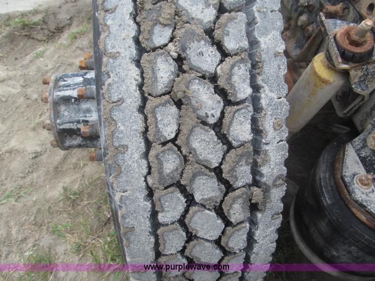 image for item F7057 1995 Freightliner FLD120SD semi truck