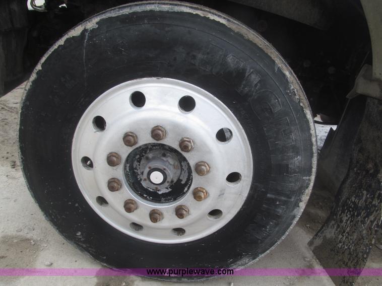 image for item F7057 1995 Freightliner FLD120SD semi truck