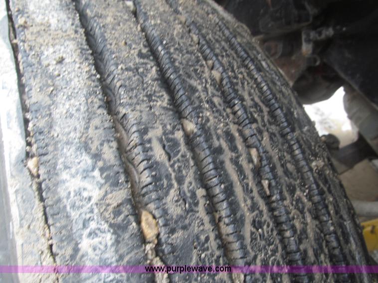 image for item F7057 1995 Freightliner FLD120SD semi truck