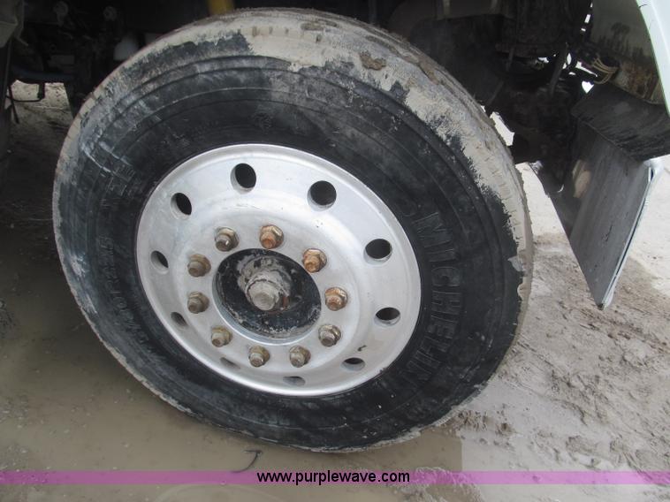 image for item F7057 1995 Freightliner FLD120SD semi truck