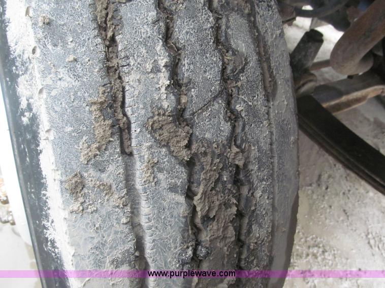 image for item F7057 1995 Freightliner FLD120SD semi truck