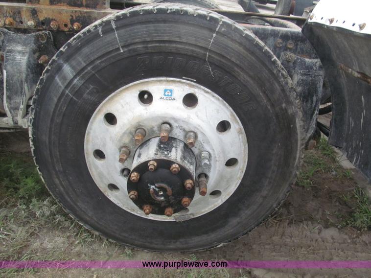 image for item F7057 1995 Freightliner FLD120SD semi truck