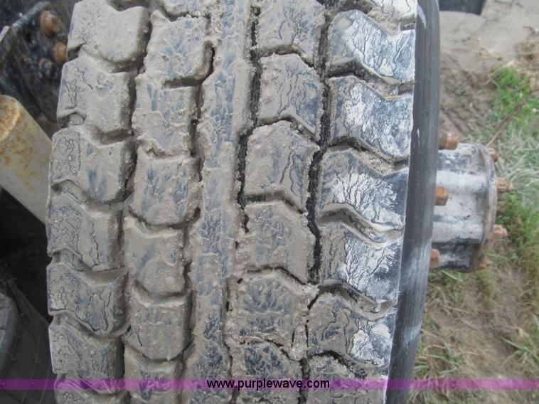 image for item F7057 1995 Freightliner FLD120SD semi truck