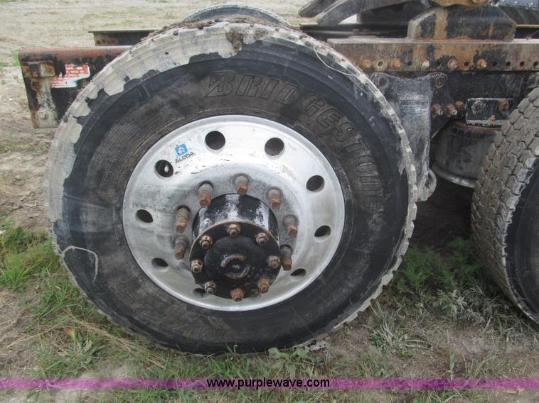 image for item F7057 1995 Freightliner FLD120SD semi truck