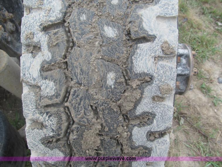 image for item F7057 1995 Freightliner FLD120SD semi truck