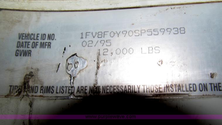 image for item F7057 1995 Freightliner FLD120SD semi truck