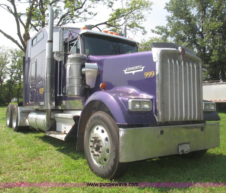 image for item F7075 2000 Kenworth W900 semi truck