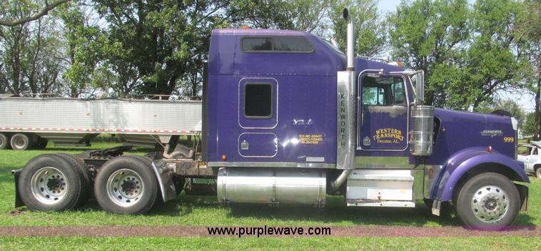 image for item F7075 2000 Kenworth W900 semi truck