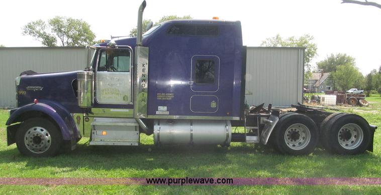 image for item F7075 2000 Kenworth W900 semi truck
