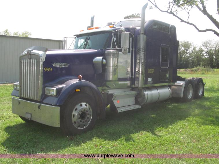 image for item F7075 2000 Kenworth W900 semi truck