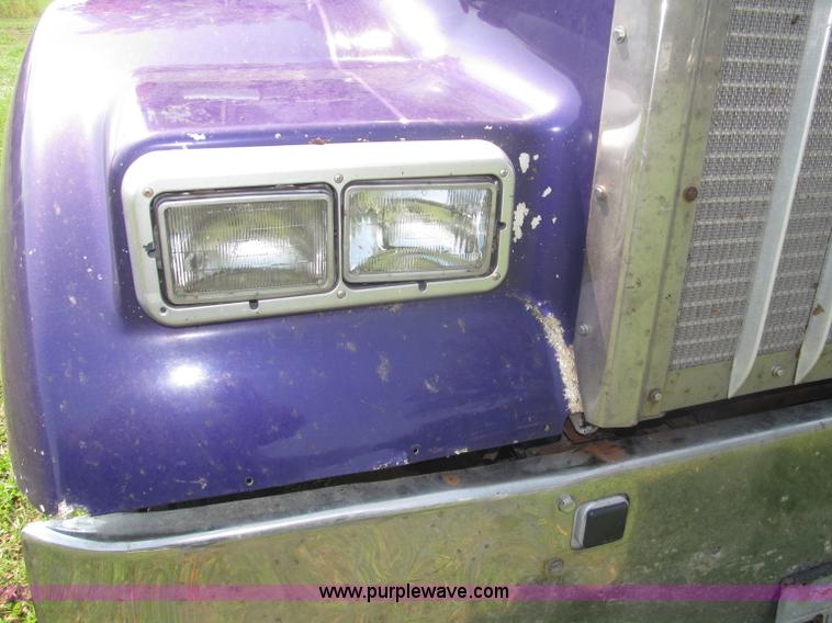 image for item F7075 2000 Kenworth W900 semi truck