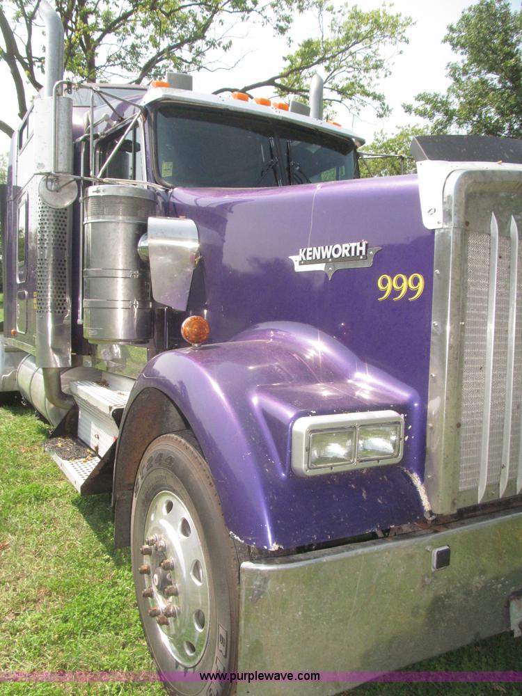 image for item F7075 2000 Kenworth W900 semi truck