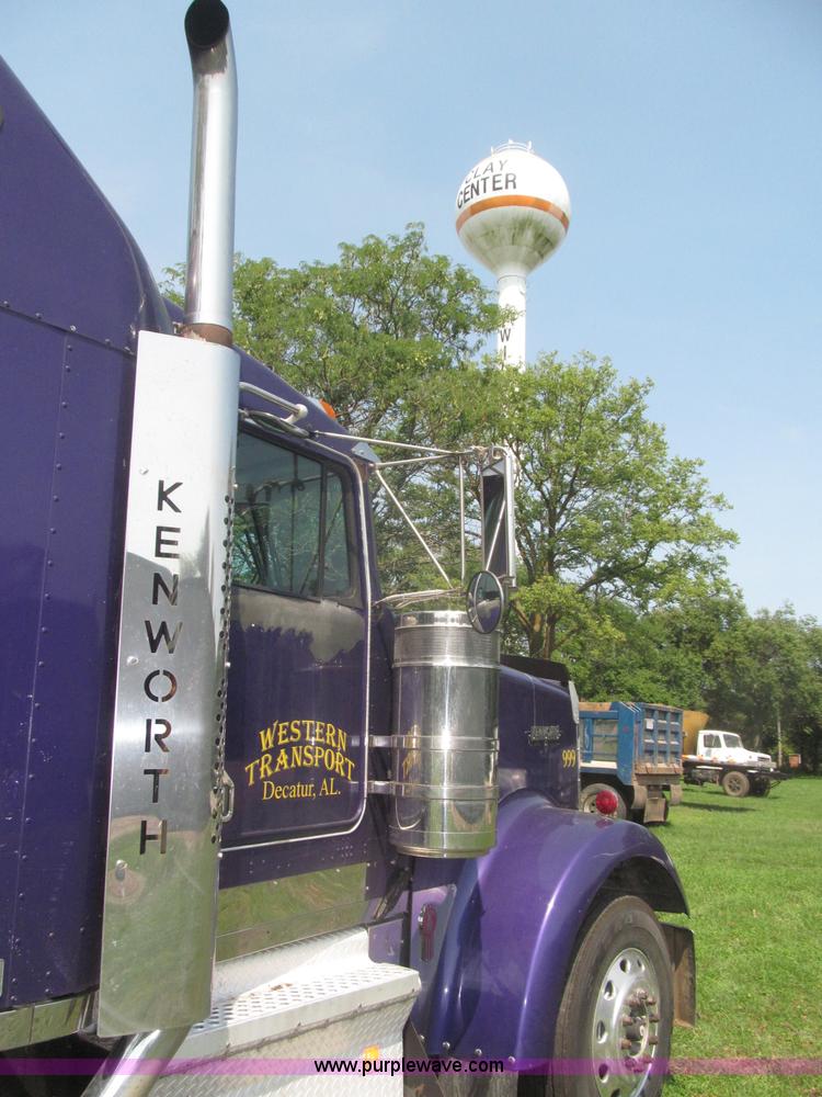 image for item F7075 2000 Kenworth W900 semi truck