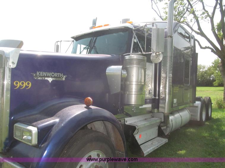 image for item F7075 2000 Kenworth W900 semi truck