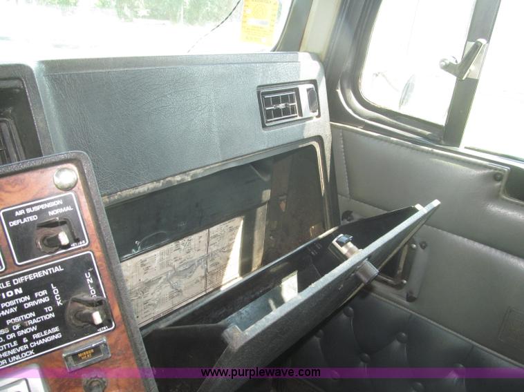 image for item F7075 2000 Kenworth W900 semi truck