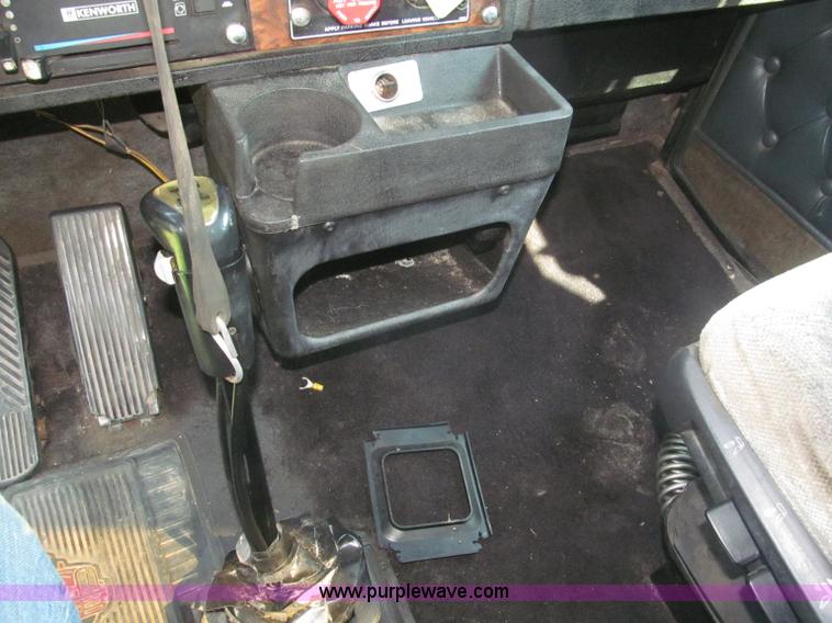 image for item F7075 2000 Kenworth W900 semi truck