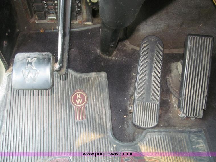 image for item F7075 2000 Kenworth W900 semi truck