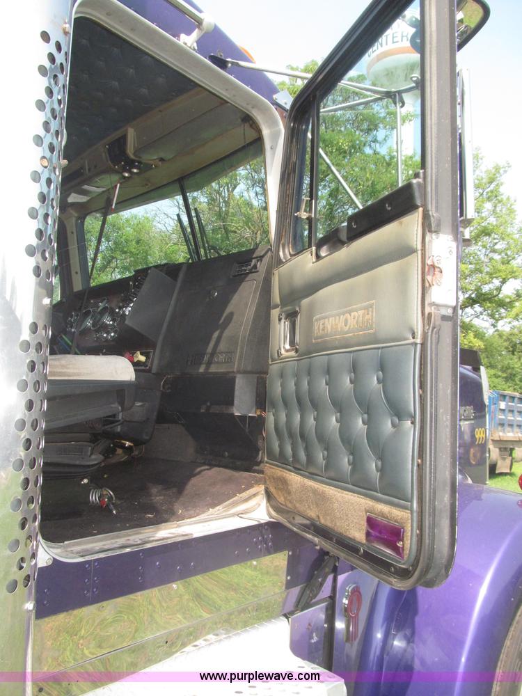 image for item F7075 2000 Kenworth W900 semi truck