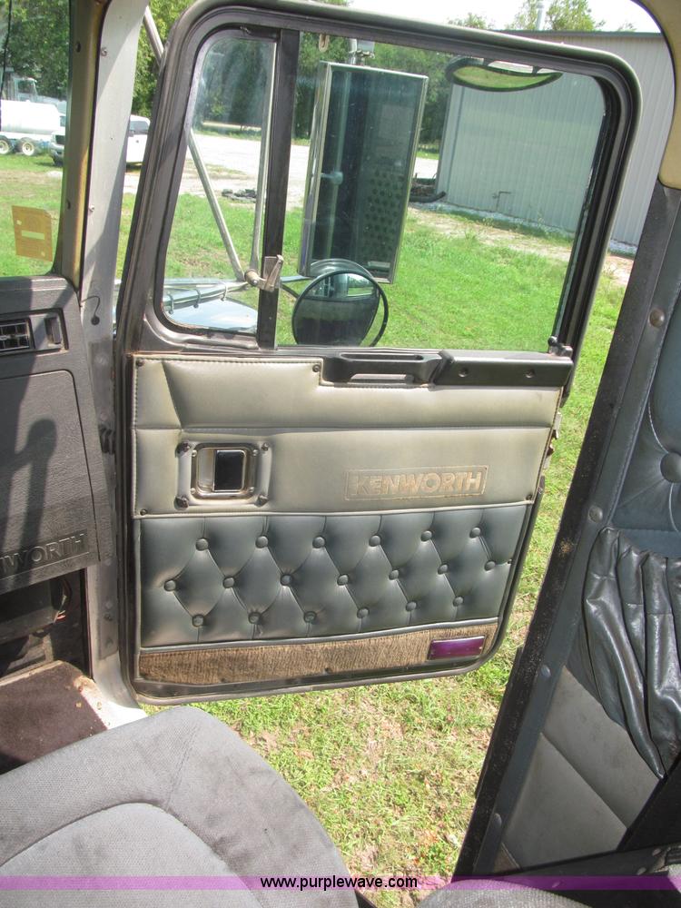 image for item F7075 2000 Kenworth W900 semi truck