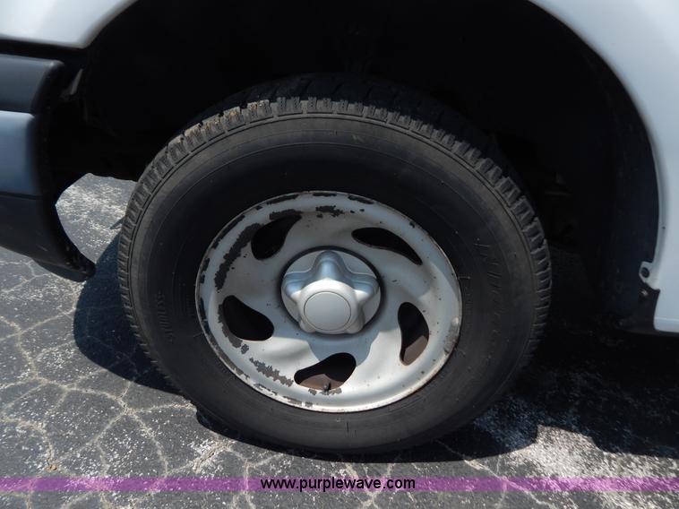 image for item G3300 2002 Ford F150 XL SuperCab pickup truck