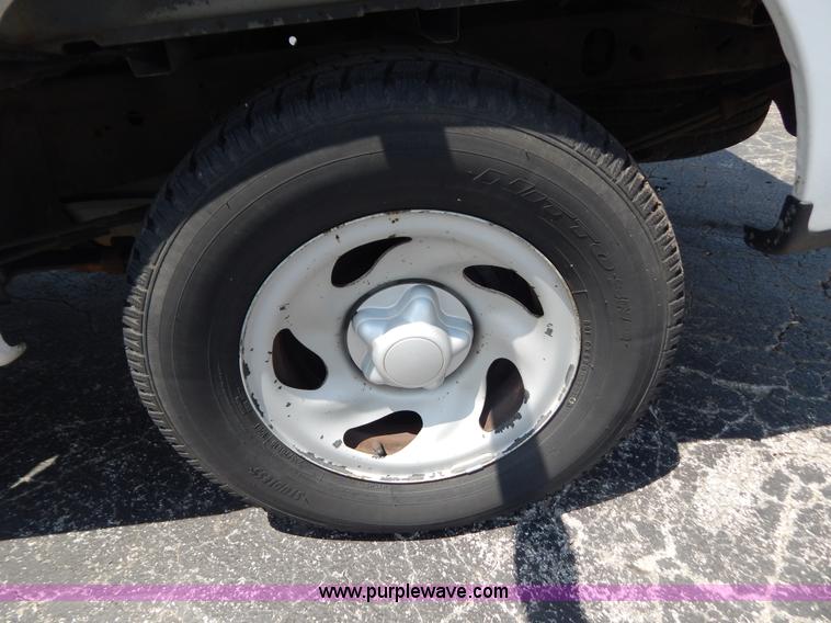 image for item G3300 2002 Ford F150 XL SuperCab pickup truck