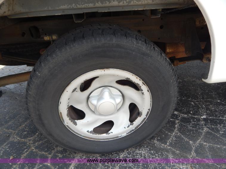 image for item G3300 2002 Ford F150 XL SuperCab pickup truck