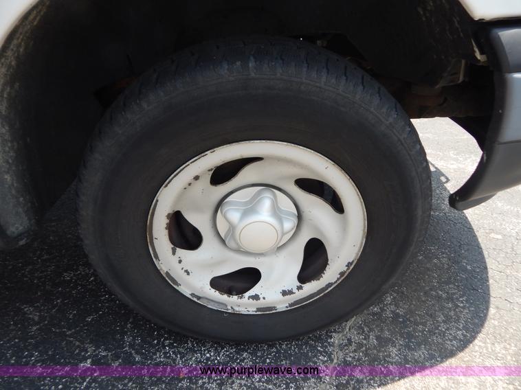 image for item G3300 2002 Ford F150 XL SuperCab pickup truck