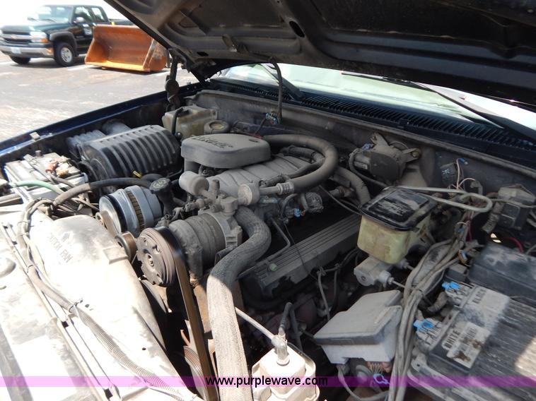 image for item G3301 2000 Chevrolet C3500 HD dump truck