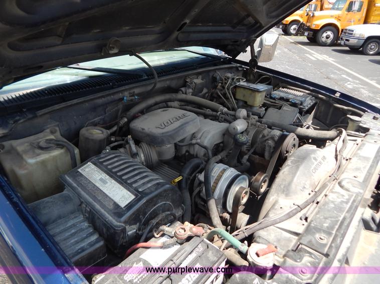 image for item G3301 2000 Chevrolet C3500 HD dump truck