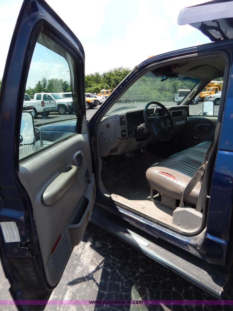 image for item G3301 2000 Chevrolet C3500 HD dump truck