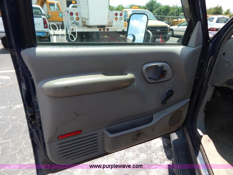 image for item G3301 2000 Chevrolet C3500 HD dump truck