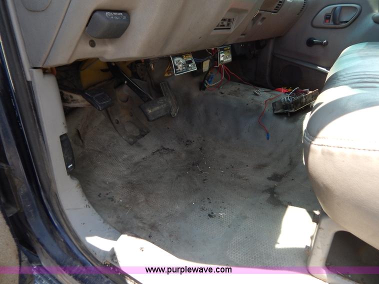 image for item G3301 2000 Chevrolet C3500 HD dump truck