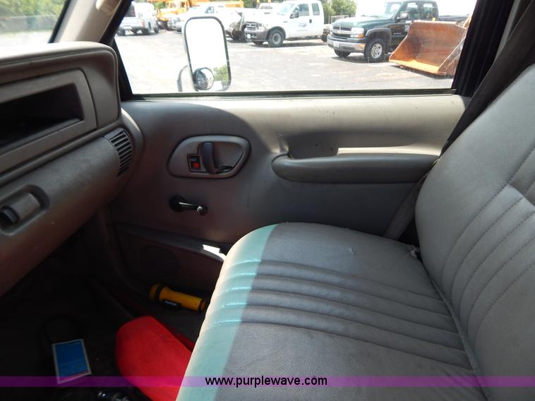 image for item G3301 2000 Chevrolet C3500 HD dump truck