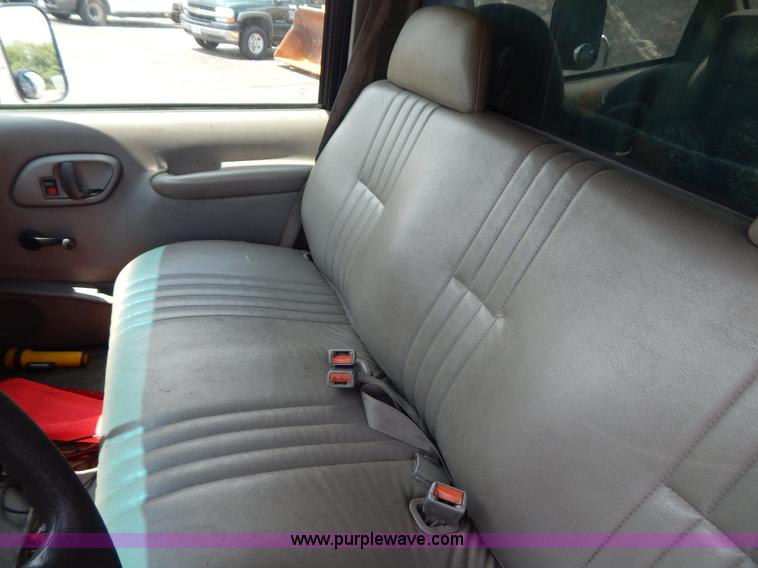 image for item G3301 2000 Chevrolet C3500 HD dump truck