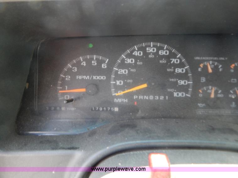 image for item G3301 2000 Chevrolet C3500 HD dump truck