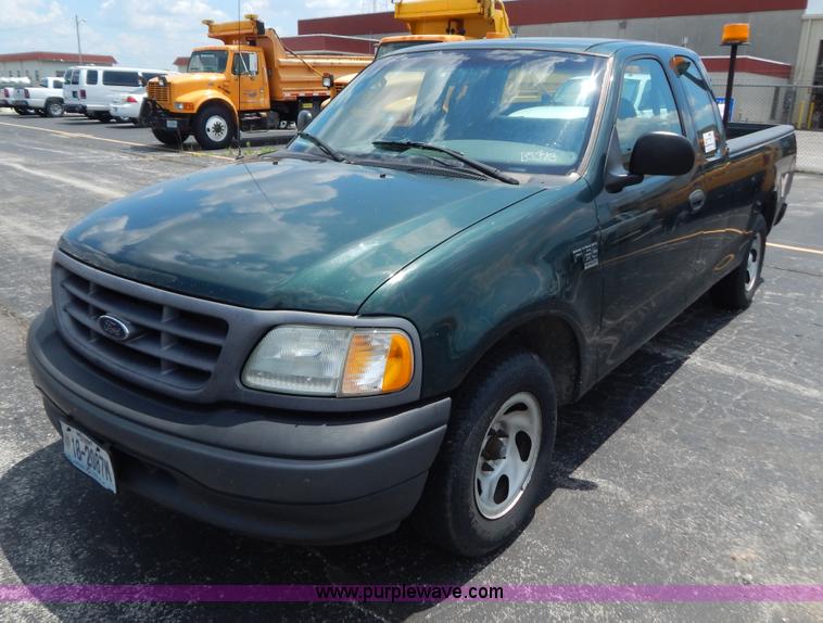 image for item G3302 2002 Ford F150 XL SuperCab pickup truck