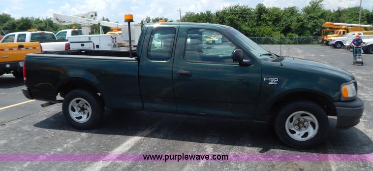 image for item G3302 2002 Ford F150 XL SuperCab pickup truck